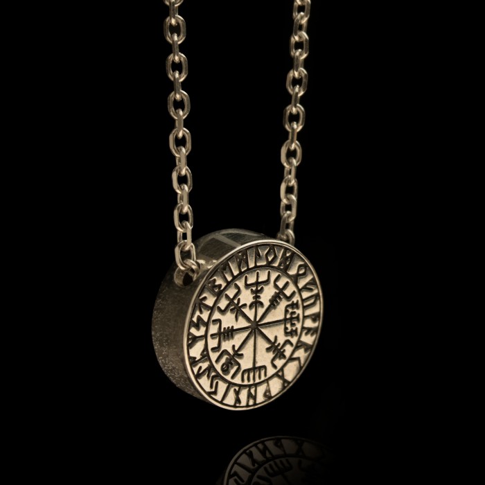 VEGVISIR_necklace_04.jpg