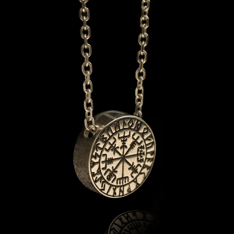 VEGVISIR_necklace_04.jpg