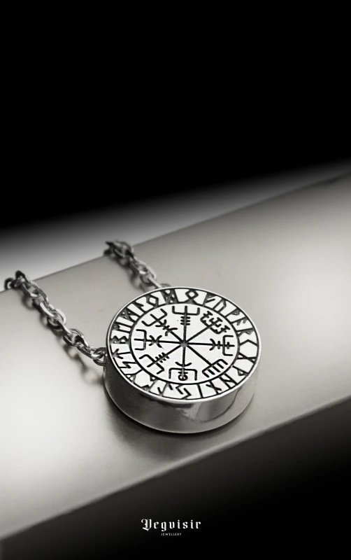 VEGVISIR_necklace_01.jpg