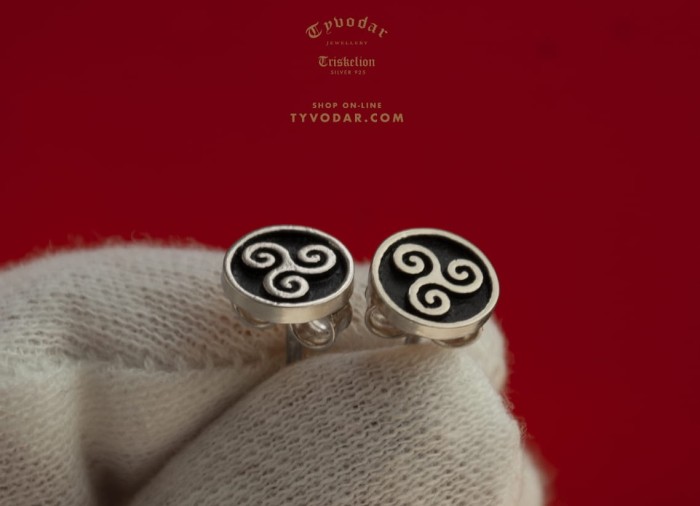 Triskelion_earrings_v1.jpg
