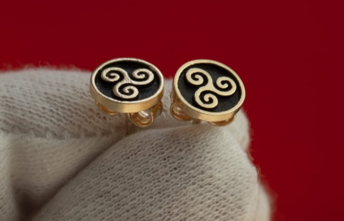Triskelion_earrings_v1.jpg