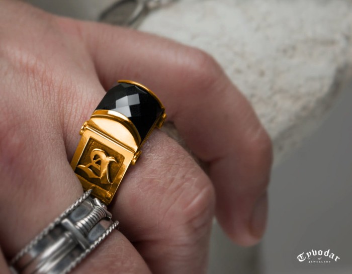 zloty_sygnet_z_onyksem_tyvodar_01.jpg