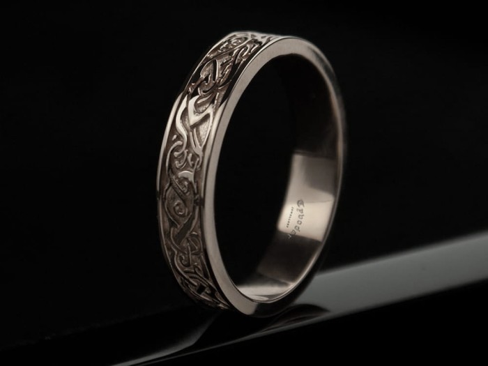 viking_wedding_withe_gold_ring.jpg