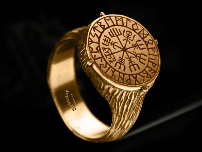 Gold_vegvisir_ring.jpg