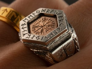 Gold vegvisir.jpg