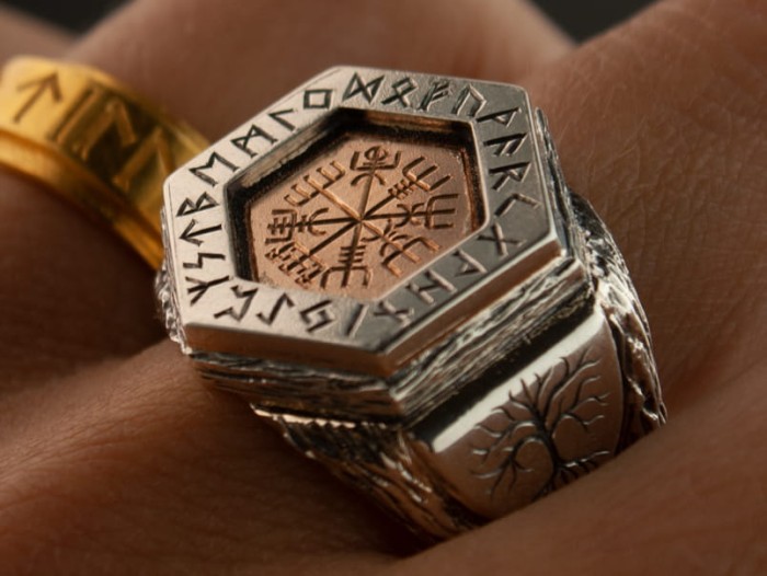 Gold vegvisir.jpg