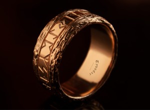 Gold vegvisir ring_tyvodar.jpg