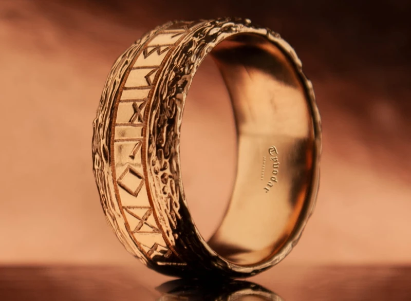 Gold vegvisir ring_tyvodar.com.jpg