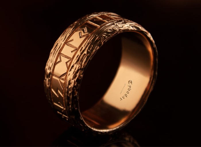 Gold vegvisir ring_tyvodar.jpg