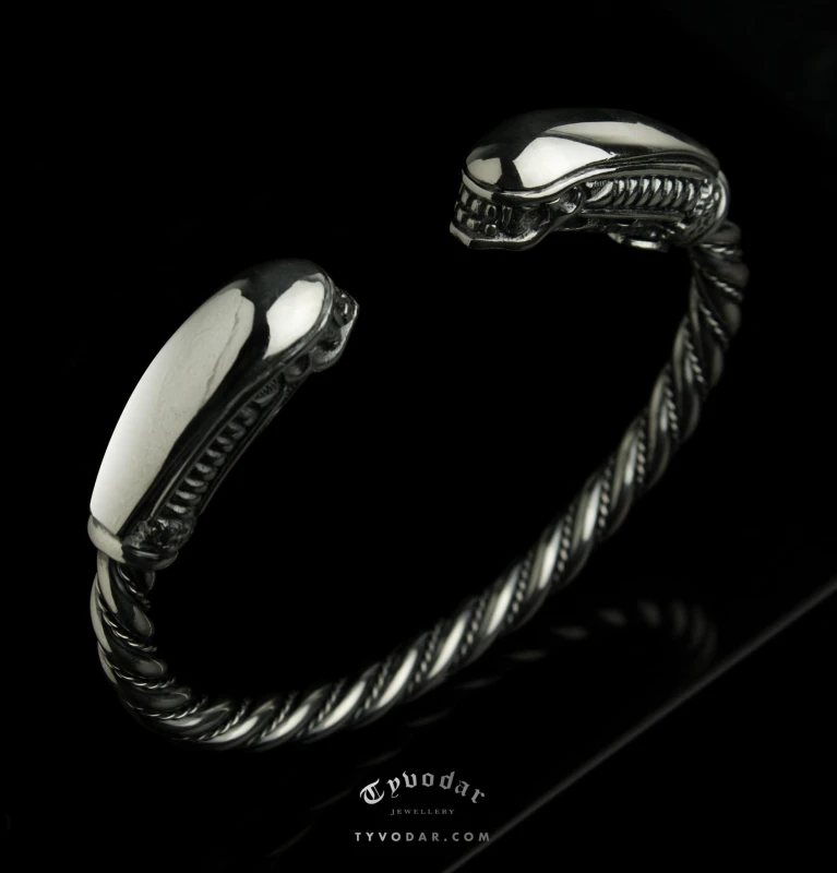 alien_cuff_bracelet_27.jpg